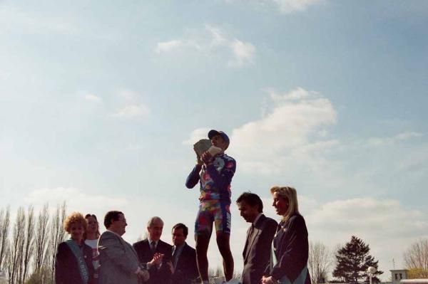 Franco Ballerini kisses the famous cobblestone trophy in 1995.