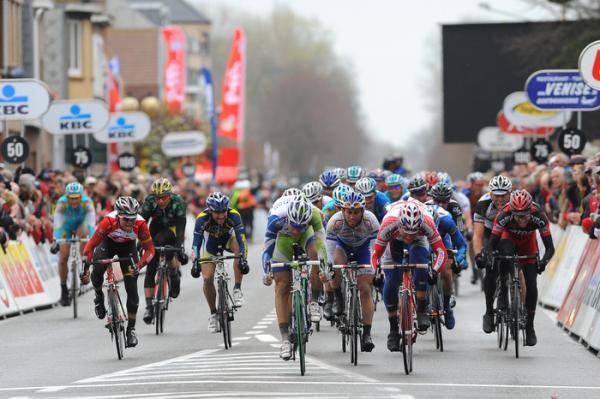 Jacopo Guarnieri (Liquigas - Cannondale) and Denis Galimzyanov (Katusha) duel for the stage win.