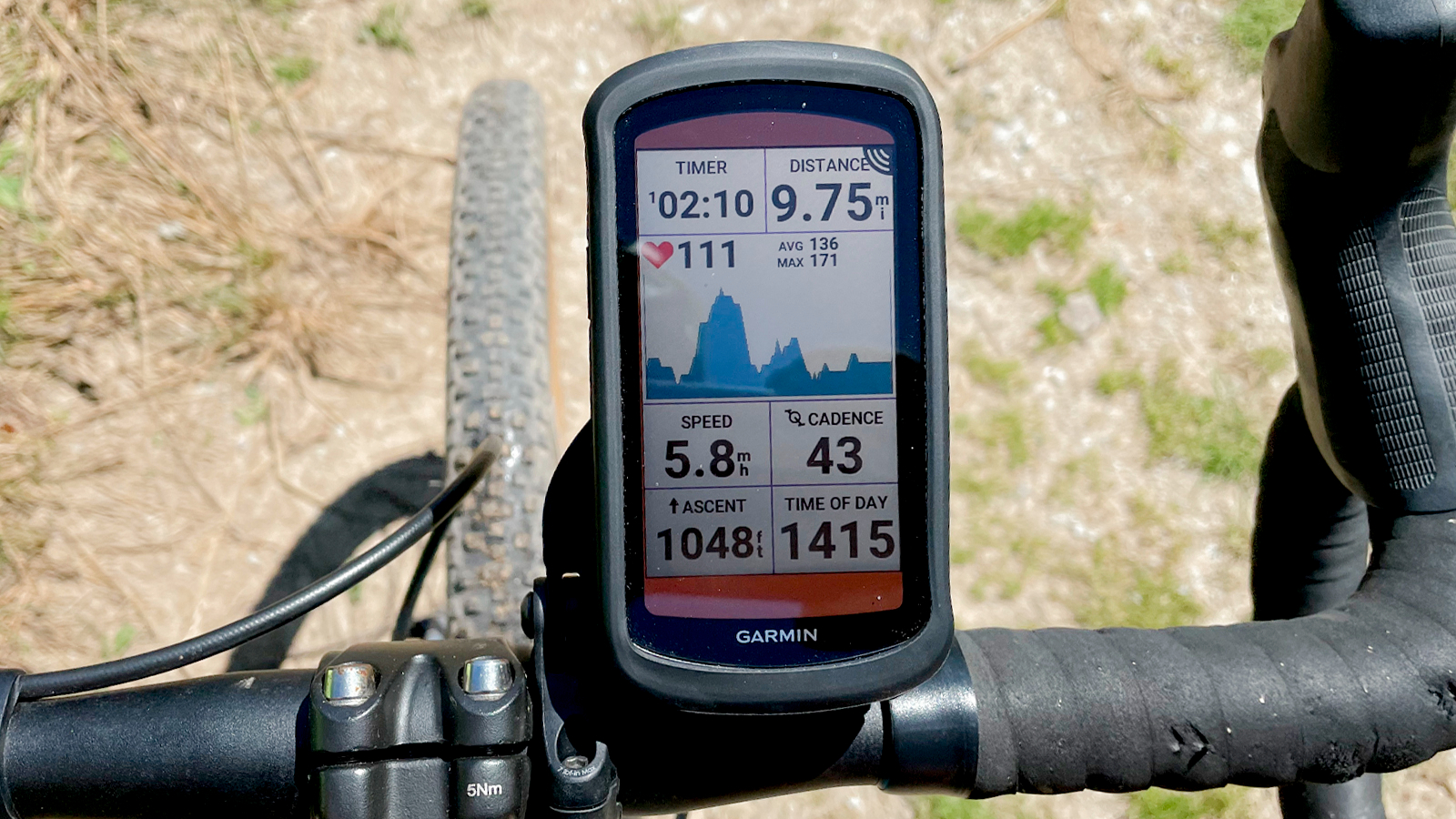 A Garmin Edge 1040 fitted to the handlebars of a gravel bike