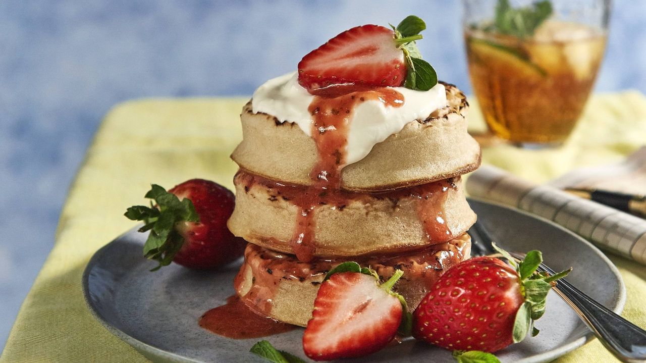 Strawberry Pimm&#039;s coulis with crumpets