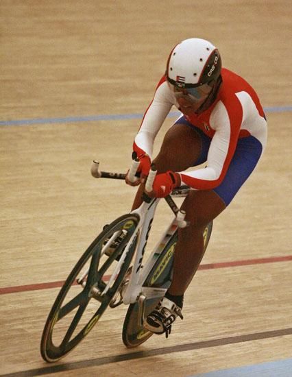 Lisandra Guerra rides in her individual pursuit