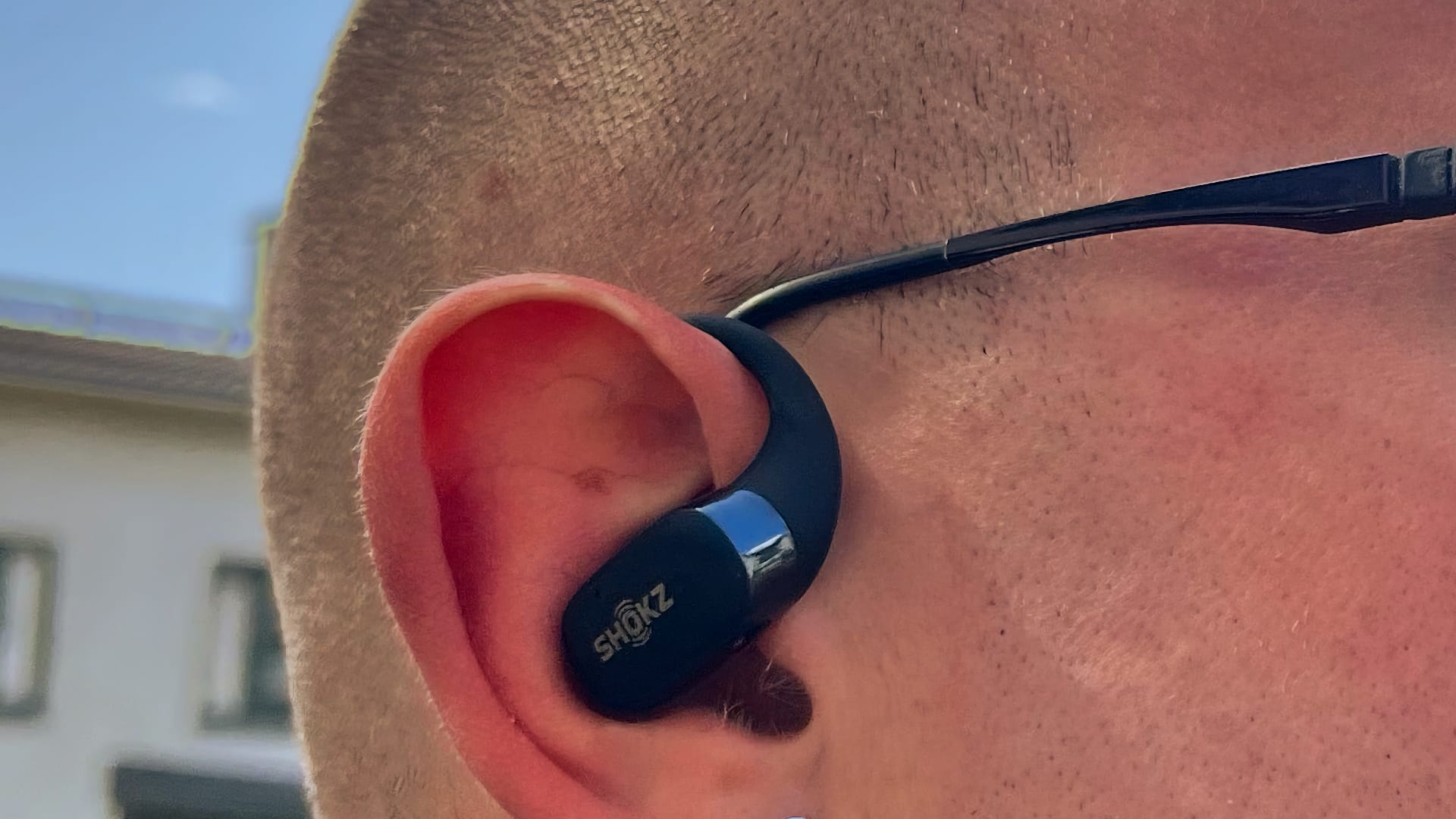 Shokz openfit mot marmorerat bord