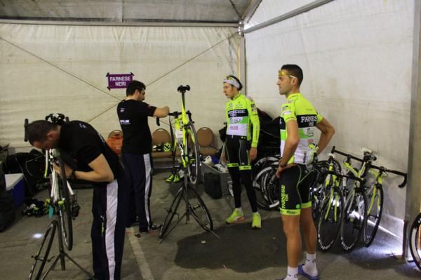 Farnese Vini-Selle Italia get ready for their final pre-race training ride.