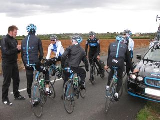 Rod Ellingworth talks to the riders before the training ride