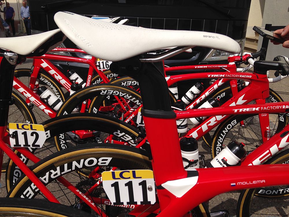 The integrated seatpost of Mollema's unlabeled Trek