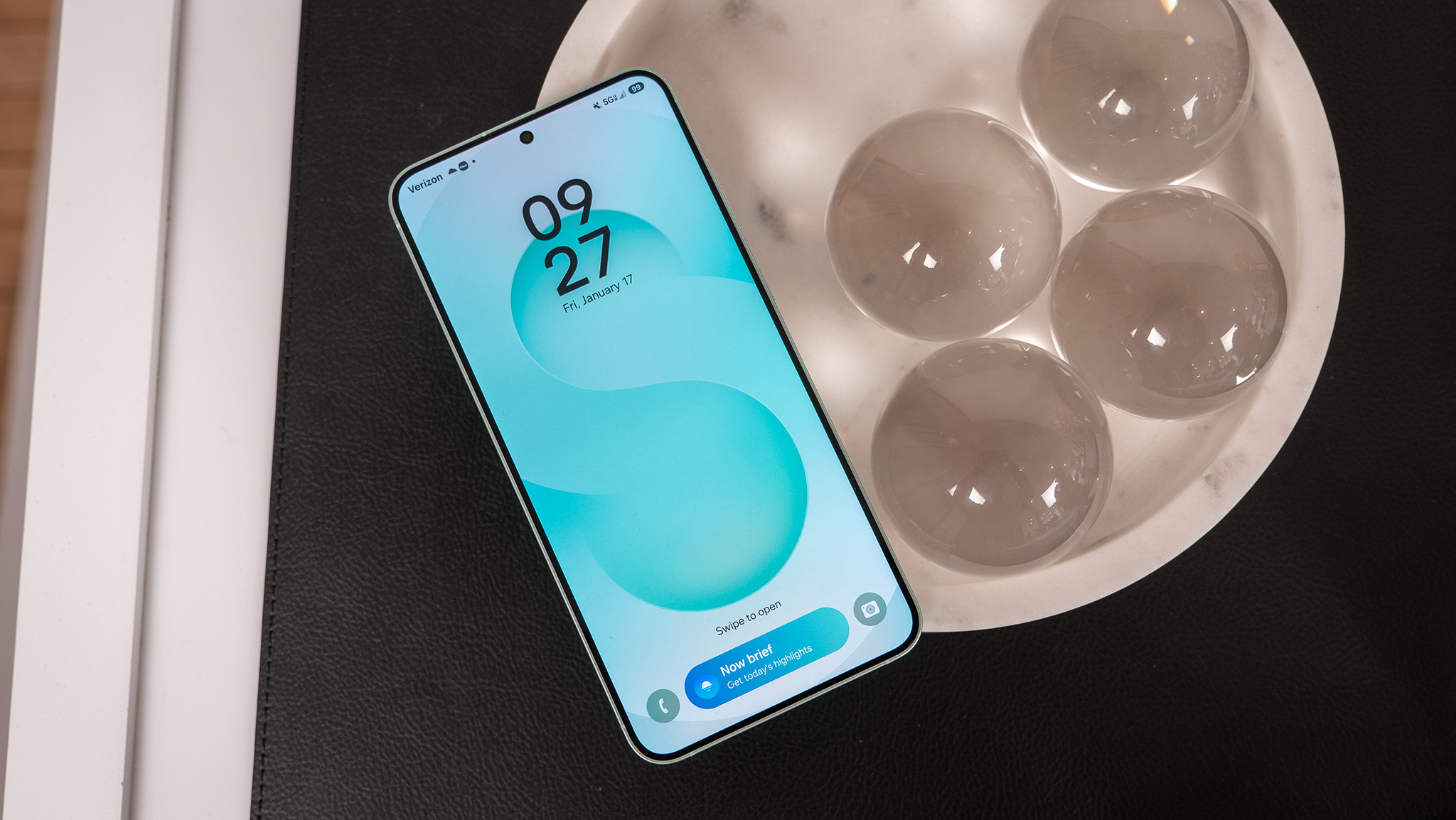 Galaxy AI Now Briefing and morning brief on a Samsung Galaxy S25 Plus