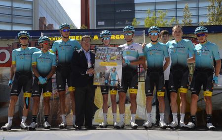 Astana pay tribute to former teammate Michele Scarponi before the stage