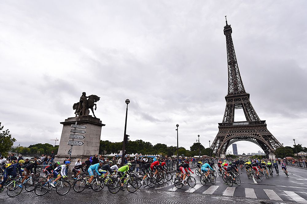 The peloton pass the Eiffel Tower