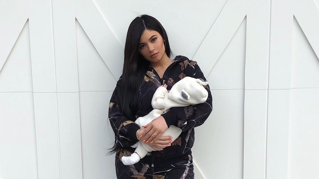 Critics are claiming that Kylie Jenner can&#039;t change diapers with her long fingernails