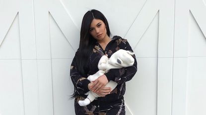 Critics are claiming that Kylie Jenner can't change diapers with her long fingernails