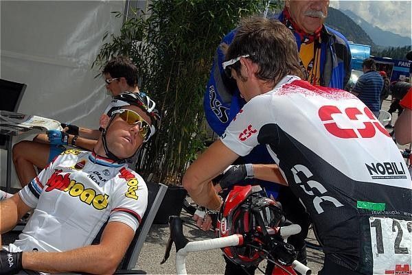 Kim Kirchen (High Road) talks to fellow Luxemburger Fr&auml;nk Schleck (Team CSC).