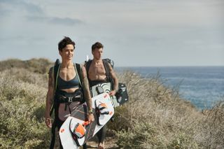 Kaksi surfaajaa käyttää Garmin Instinct 2 -älykelloa