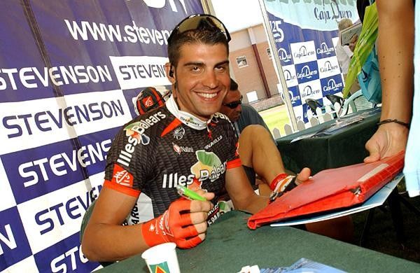 Oscar Pereiro (Caisse d'Epargne) signing autographs.