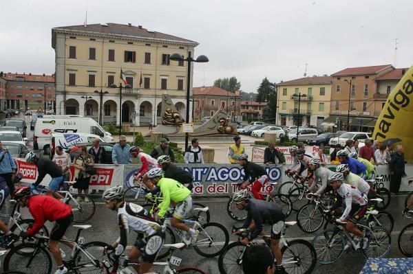 It was a drizzly start to the race.