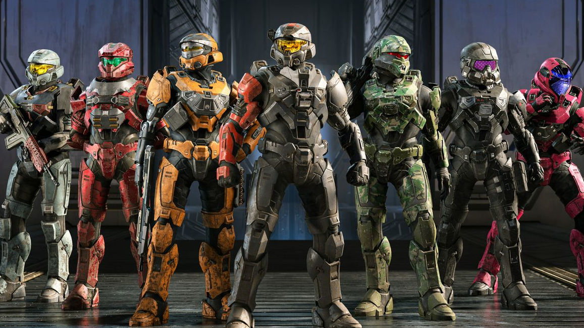 Sekelompok Spartan di Halo Infinite mengenakan baju besi dengan warna berbeda berdiri dalam barisan