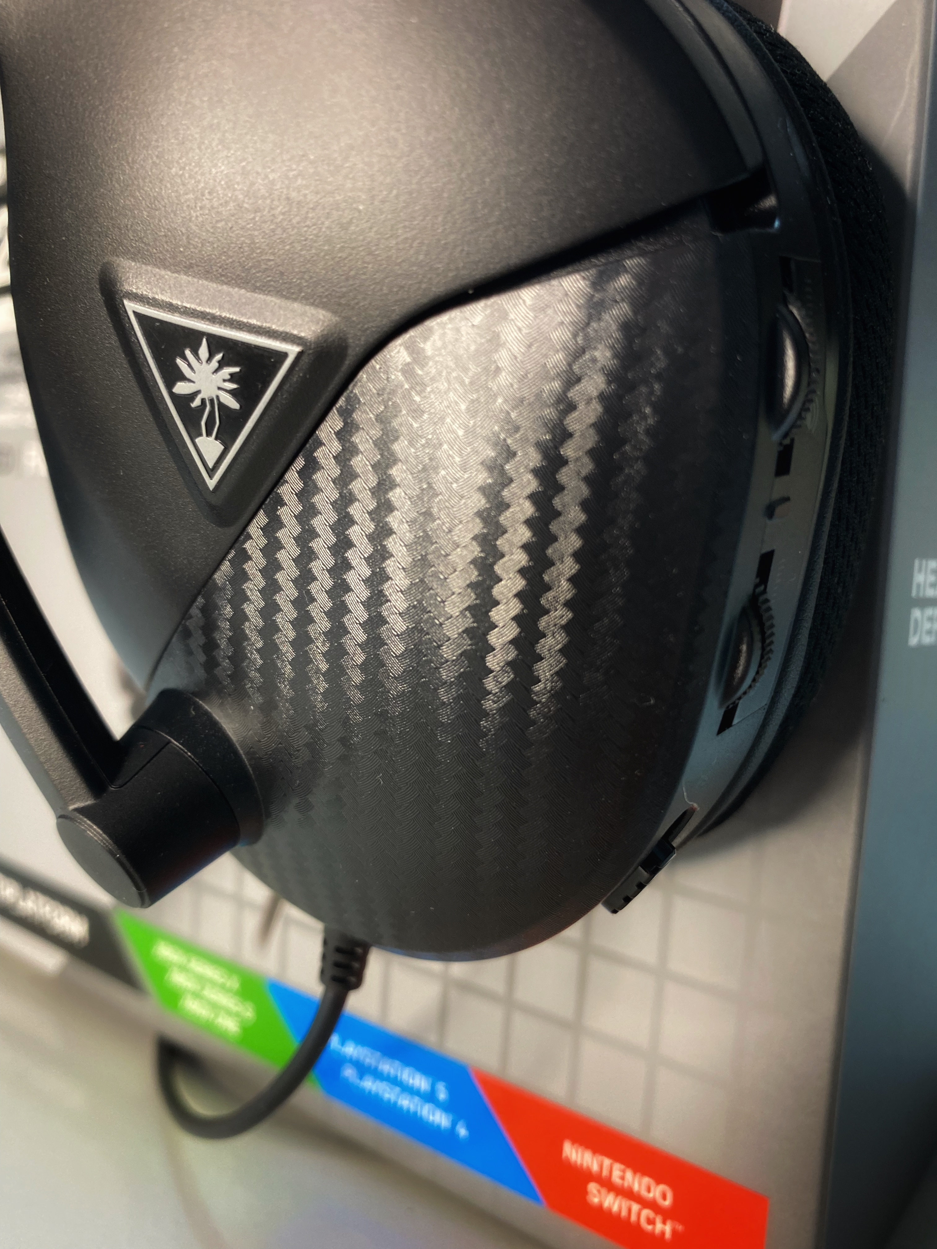 Turtle Beach Recon 200 Gen 2 - Dettaglio dei comandi del padiglione sinistro