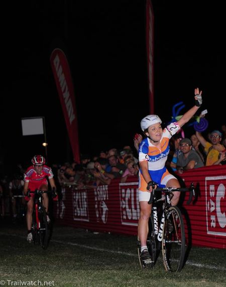 Sanne van Paassen (Rabobank-Giant Offroad Team) winning CrossVegas over Lea Davison (Specialized)