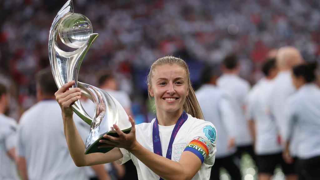 Leah Williamson of England poses with the trophy following the UEFA Women&#039;s Euro England 2022 final match between England and Germany at Wembley Stadium on July 31, 2022 in London, England