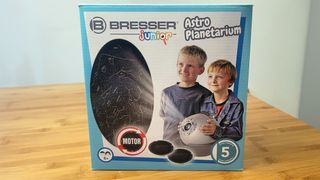 Photo of the Bresser Junior Astro-Planetarium Deluxe packaging