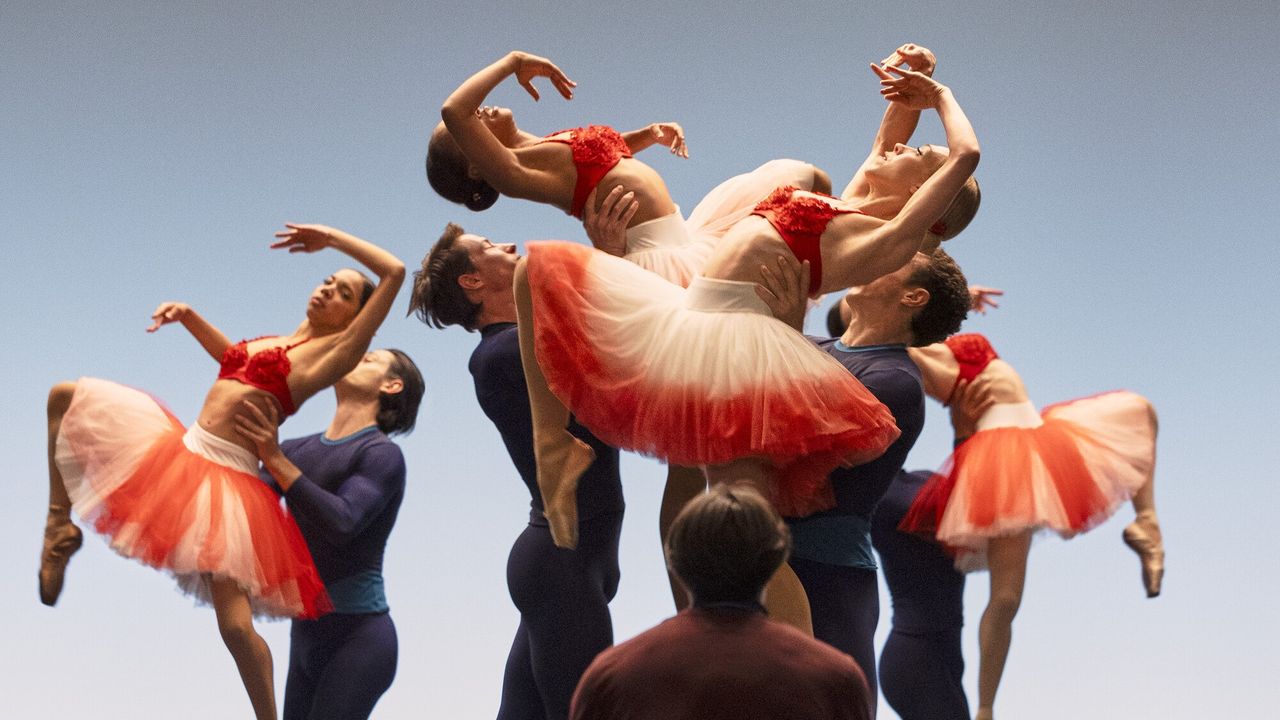 ballet dancers performing in Etoile