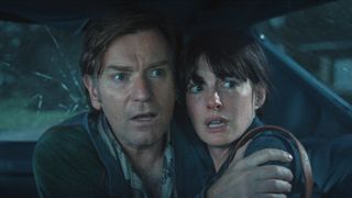 (L-r) EWAN McGREGOR as Greg Platt and ANNE HATHAWAY as Denise Platt in &ldquo;The End of Oak Street,&rdquo; A Warner Bros. Pictures release.
