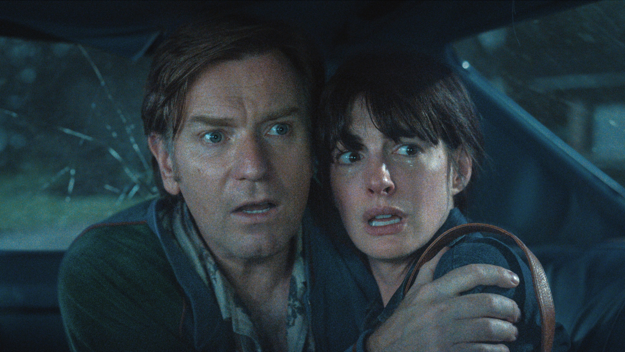 (L-r) EWAN McGREGOR as Greg Platt and ANNE HATHAWAY as Denise Platt in &ldquo;The End of Oak Street,&rdquo; A Warner Bros. Pictures release.