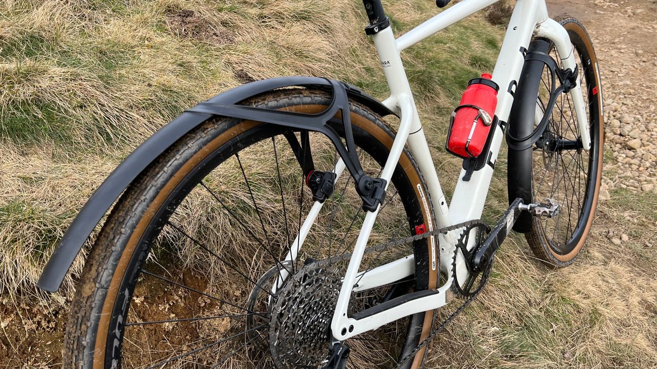 The Zéfal Shield G50 Gravel Bike Mudguards fitted to the Fara F/Gravel bike leaning up against some grass