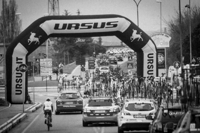 The race gets underway at the first day of Coppi e Bartali.