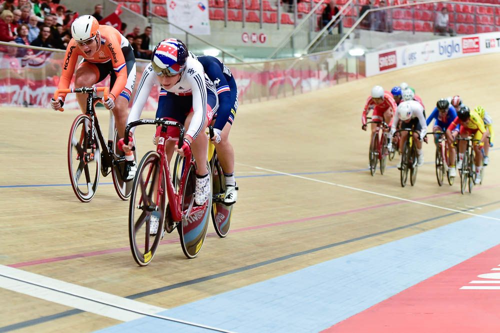 Laura Trott wins the sprint for second in the scratch race in the women's omnium