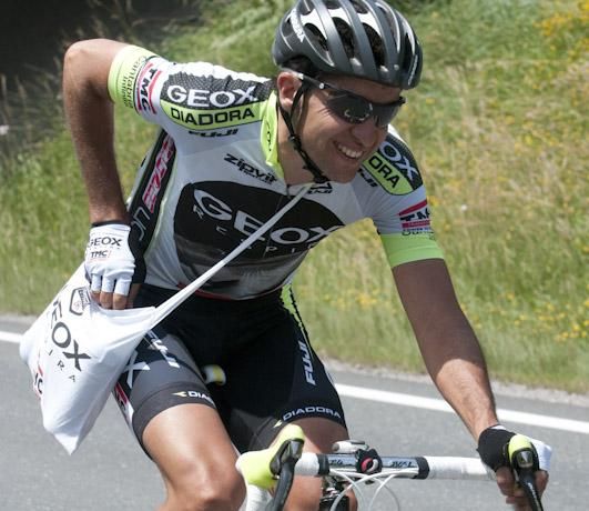 Carlos Sastre (Geox-TMC) unloads his musette.
