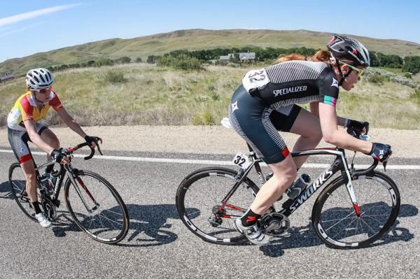 Clara Hughes (Specialized-Lululemon) working for teammate Amber Neben.