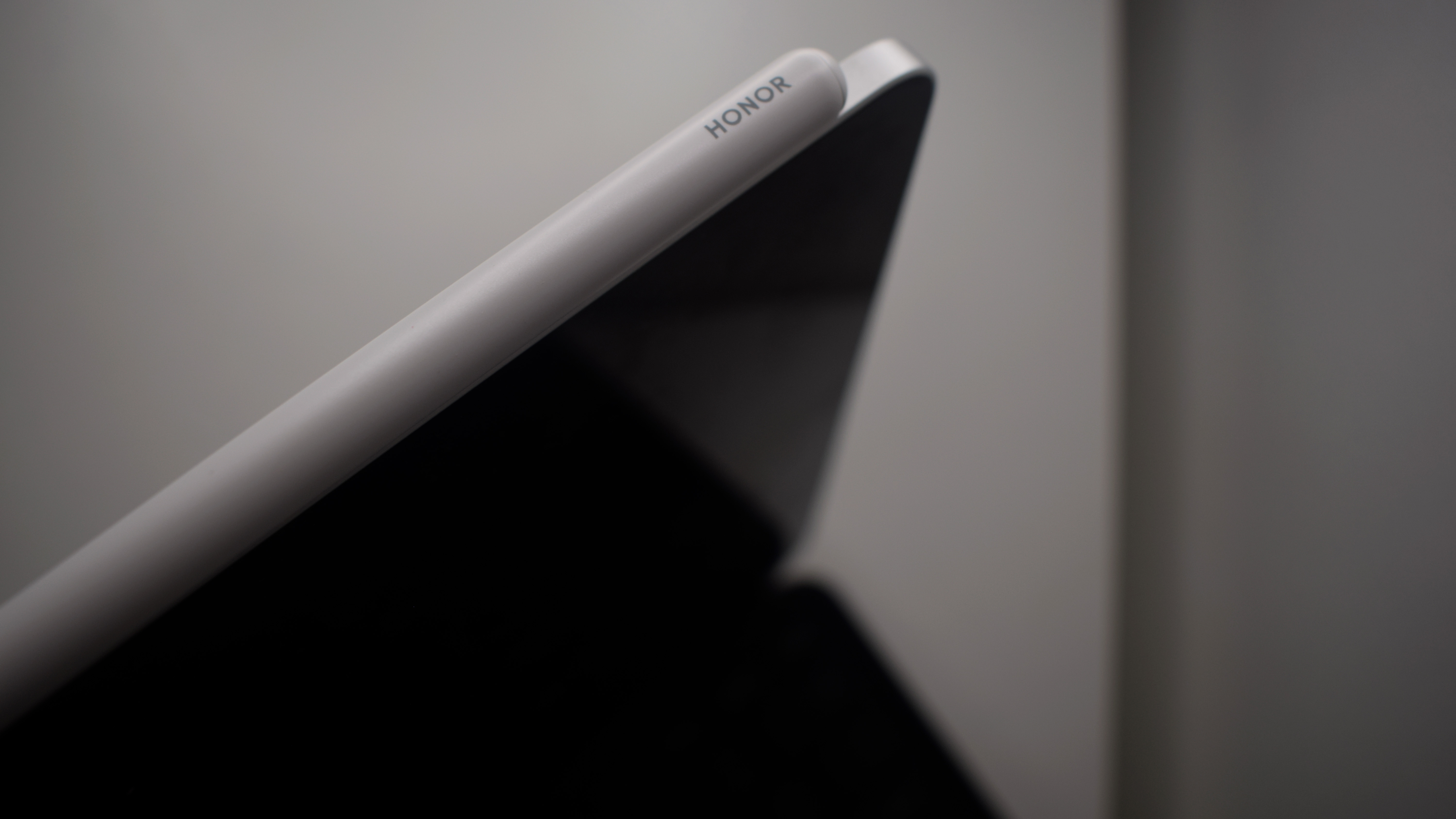 The Honor MagicPad 3 on a desk