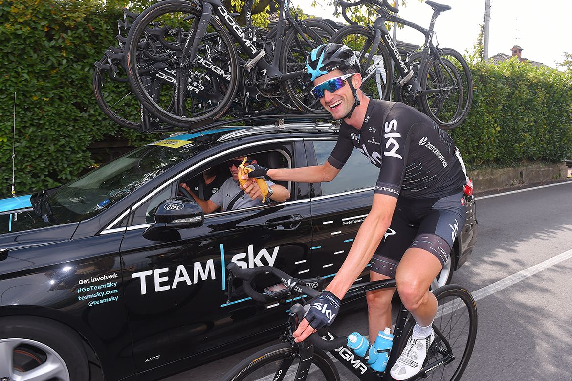 Dario Cioni hands a banana to Wout Poels