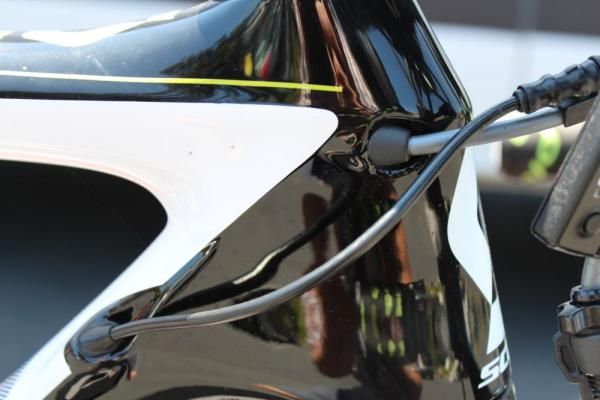 Touted as an all-around aero race bike, the Foil features clean lines and internal routing