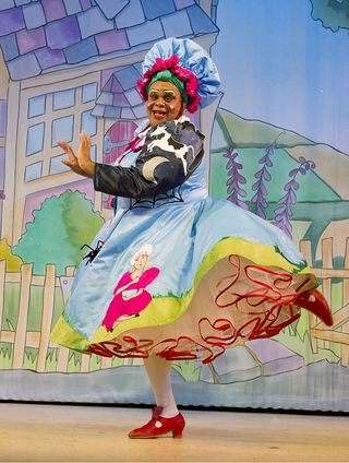 Clive Rowe in panto action (©Rex)