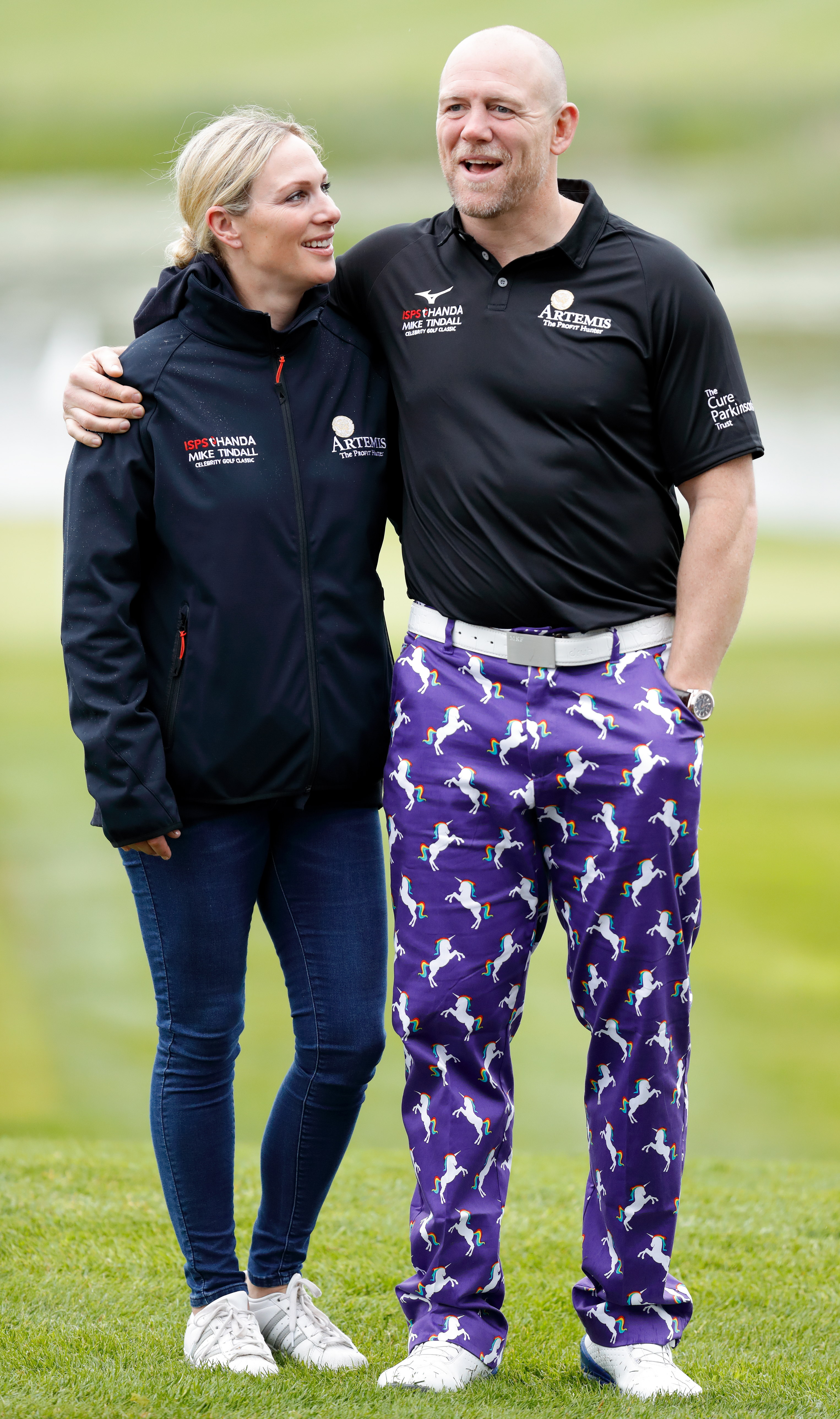 Mike Tindall with his arm around Zara Tindall on a golf course
