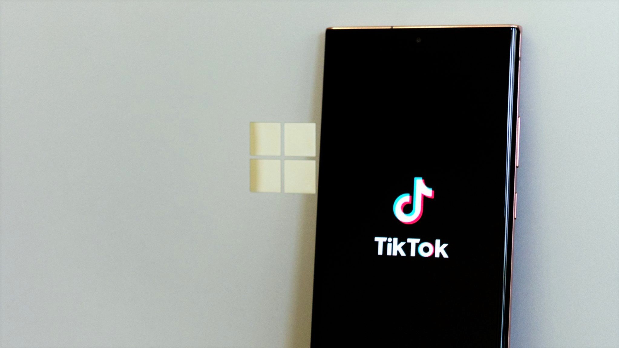 شعار تطبيق TikTok على هاتف Android