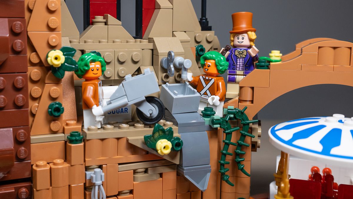 Lego Ideas Willy Wonka &amp; the Chocolate Factory (21360) set. Oompa-Loompas mixing sugar, with Wonka in the background.