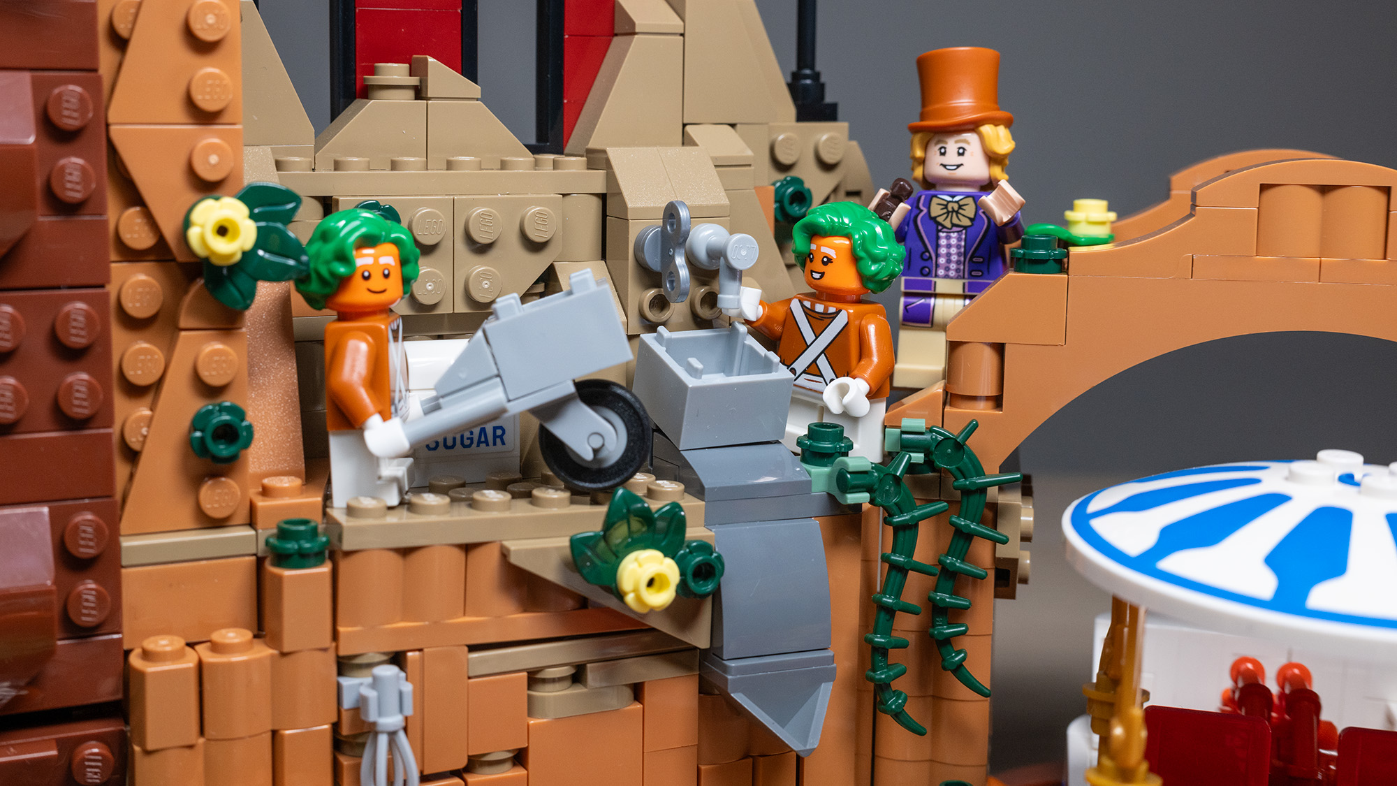 Lego Ideas Willy Wonka & the Chocolate Factory (21360) set. Oompa-Loompas mixing sugar, with Wonka in the background.