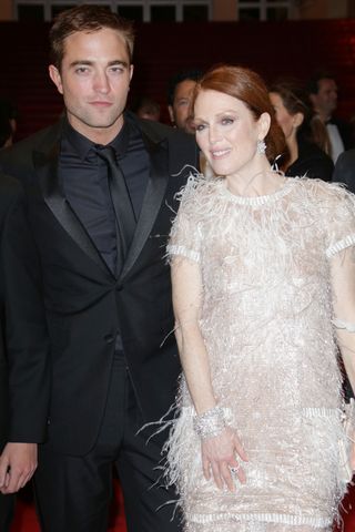 Julianne Moore Cosies Up To Robert Pattinson