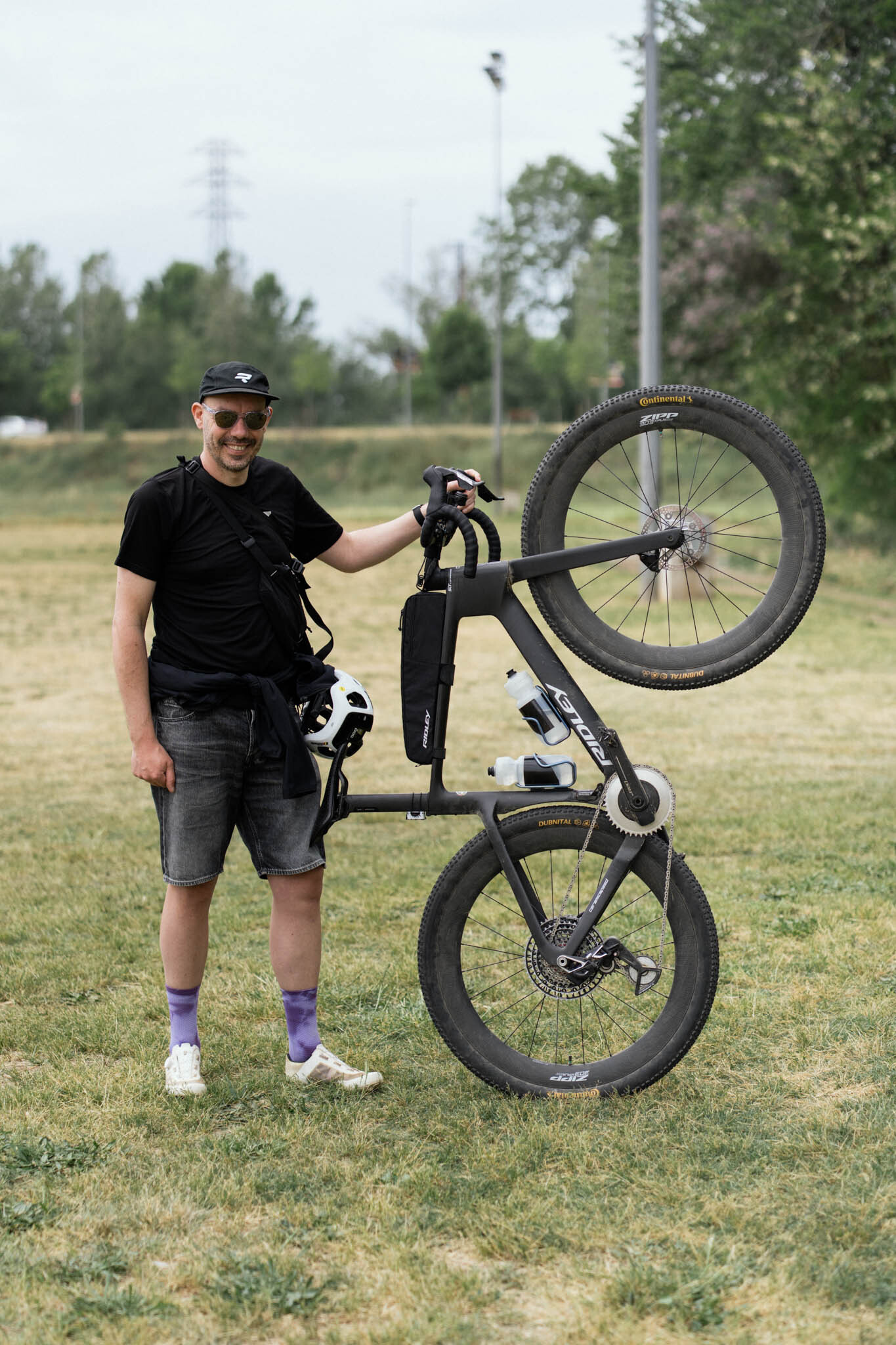 Bicicleta de cascalho Aero Ridley, protótipo preto fosco da Traka 2026.