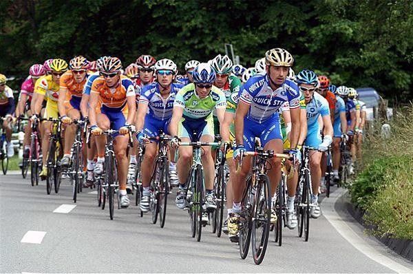 The peloton makes it's way from Schaffhausen to Weinfelden for stage 1