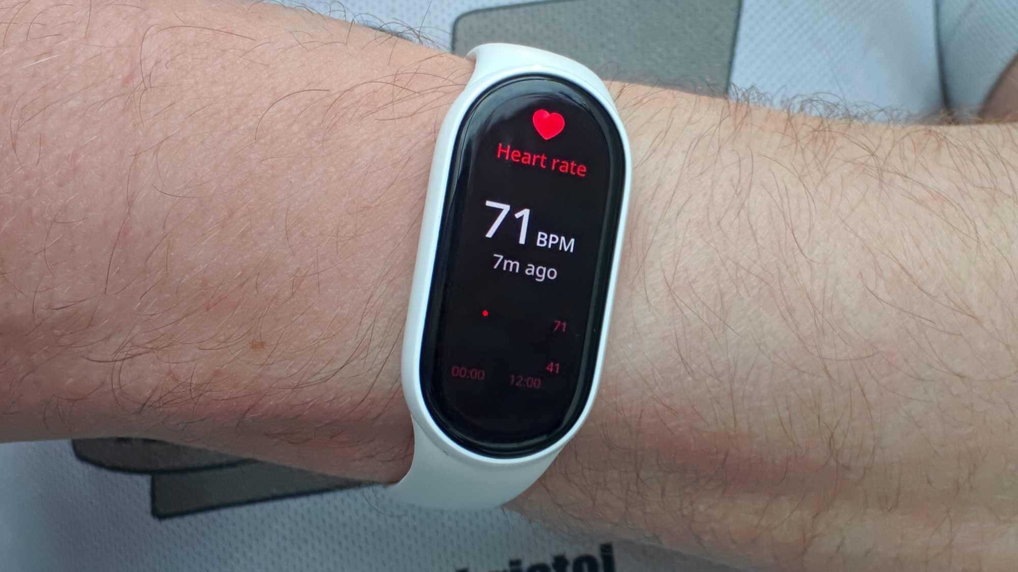 The Xiaomi Smart Band 10 tracking heart rate.