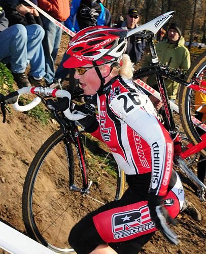 Iristi Berg (Redline) running with her bike.
