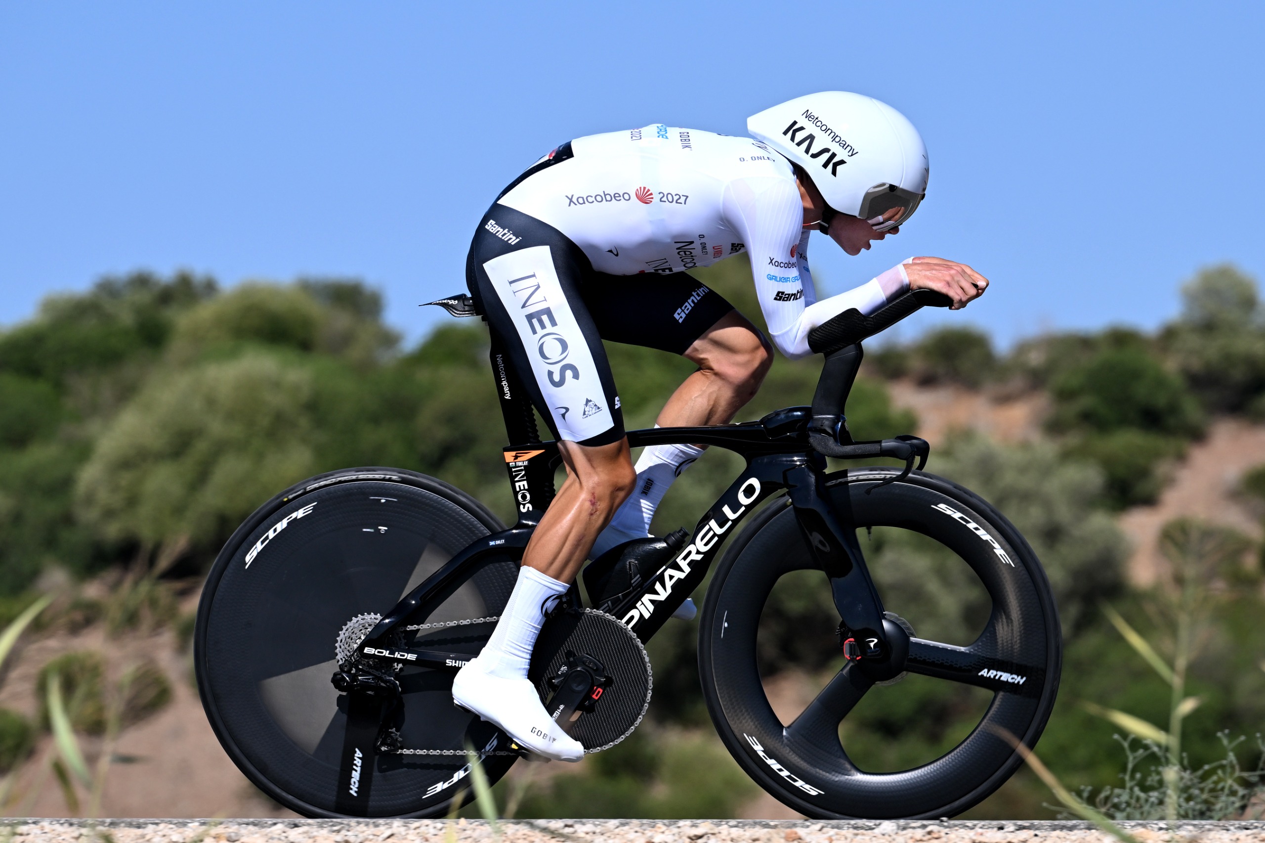 Oscar Onley time trialling in the white jersey at the Vuelta a Espa&ntilde;a 2026