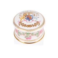 To celebrate the 95th birthday of Her Majesty The Queen, Buckingham Palace has commissioned this exclusive collection. The design of this commemorative pillbox is wonderfully inspired by the pink roses in bloom at the time of The Queen’s official birthday, on the East Terrace Garden, Windsor Castle.