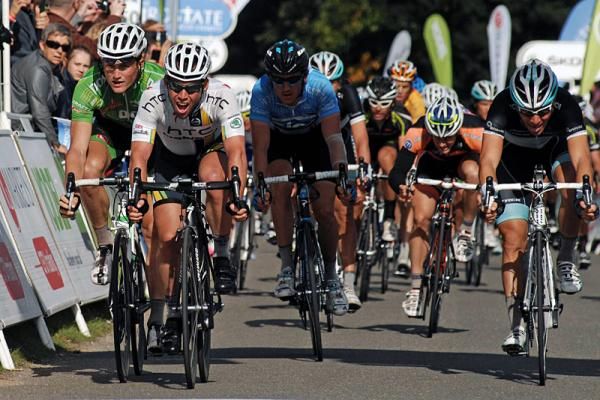 Mark Cavendish (HTC-Highroad) wins the sprint for seventh place.