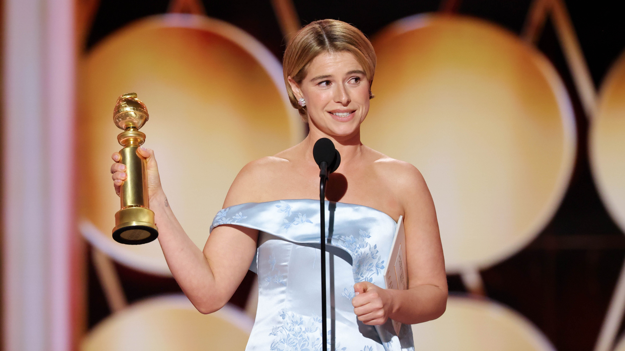 Jessie Buckley Thanks Soup and Julia Roberts in Chaotic and Brilliant Golden Globes Speech
