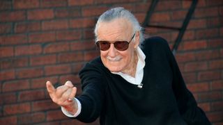 Stan Lee joue à Spider-Man