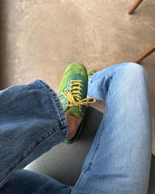Influencer wears green trainers.